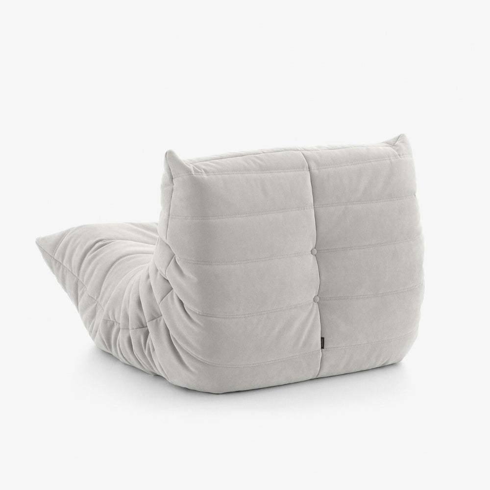#Blanc Koto Mini chauffeuse lounge compressée 1 place coloris blanc, détail du matelassage et des coutures : fauteuil bas au design 70s, assise ferme, velours matelassé, livré compressé
