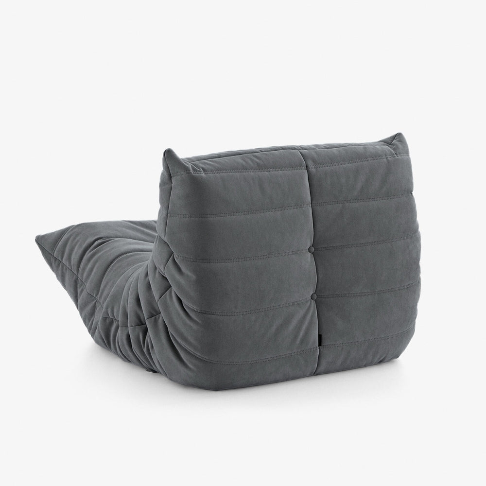 #Gris Koto Mini chauffeuse lounge compressée 1 place coloris gris, détail du matelassage et des coutures : fauteuil bas au design 70s, assise ferme, velours matelassé, livré compressé