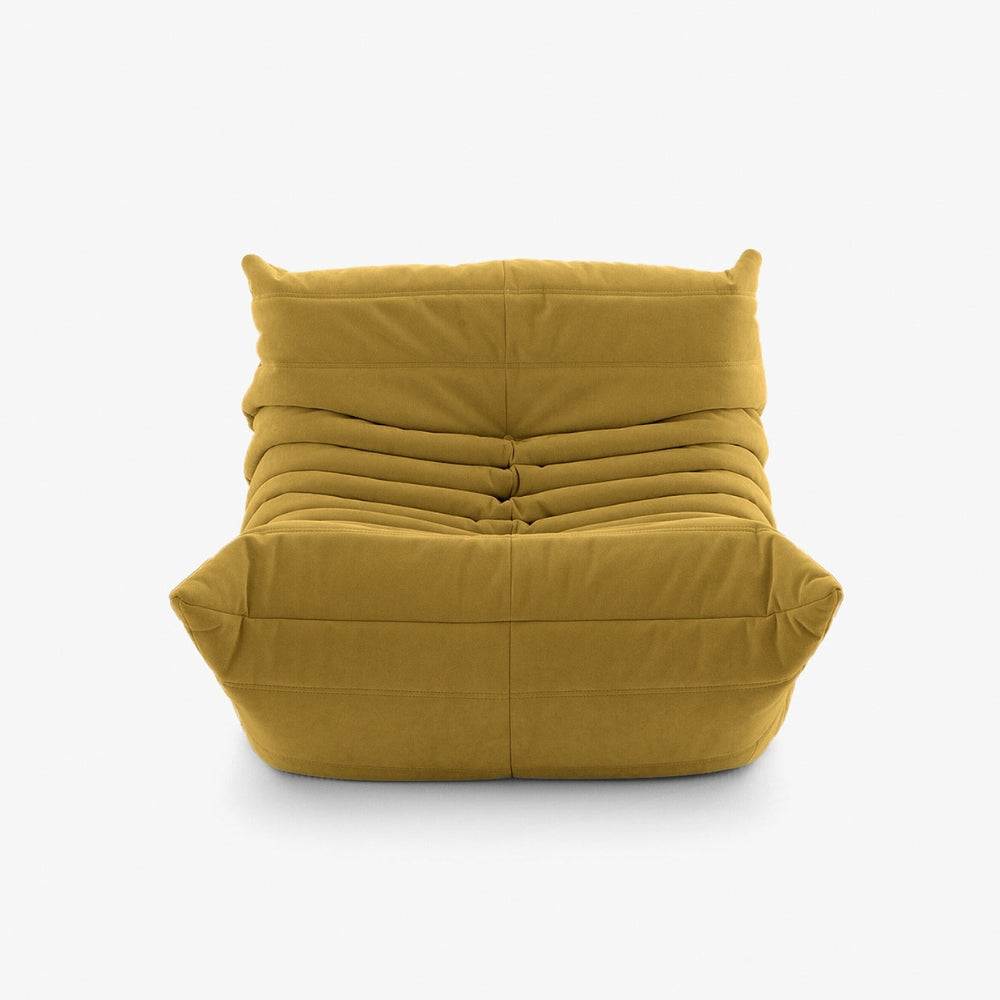 #Jaune Koto Mini chauffeuse lounge compressée 1 place coloris jaune, vue trois quarts : fauteuil bas au design 70s, assise ferme, velours matelassé, livré compressé