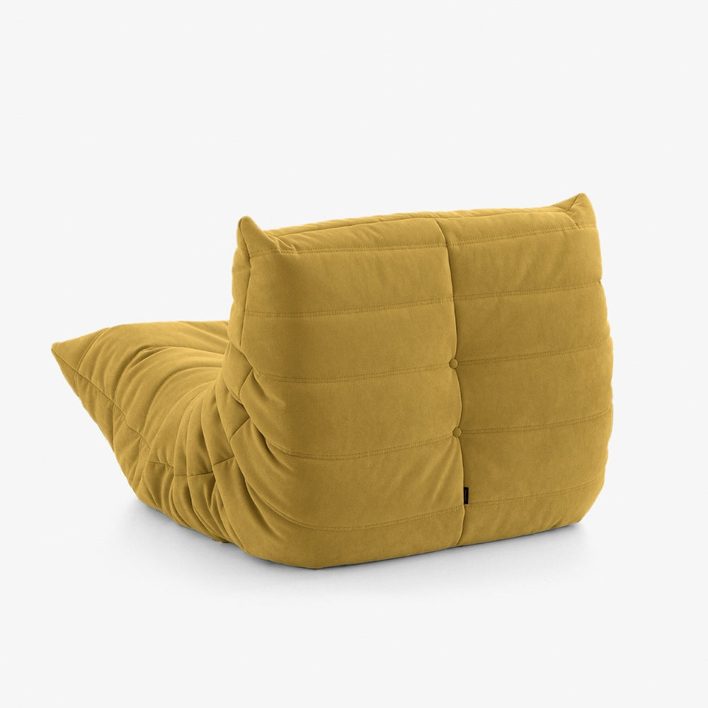 #Jaune Koto Mini chauffeuse lounge compressée 1 place coloris jaune, détail du matelassage et des coutures : fauteuil bas au design 70s, assise ferme, velours matelassé, livré compressé