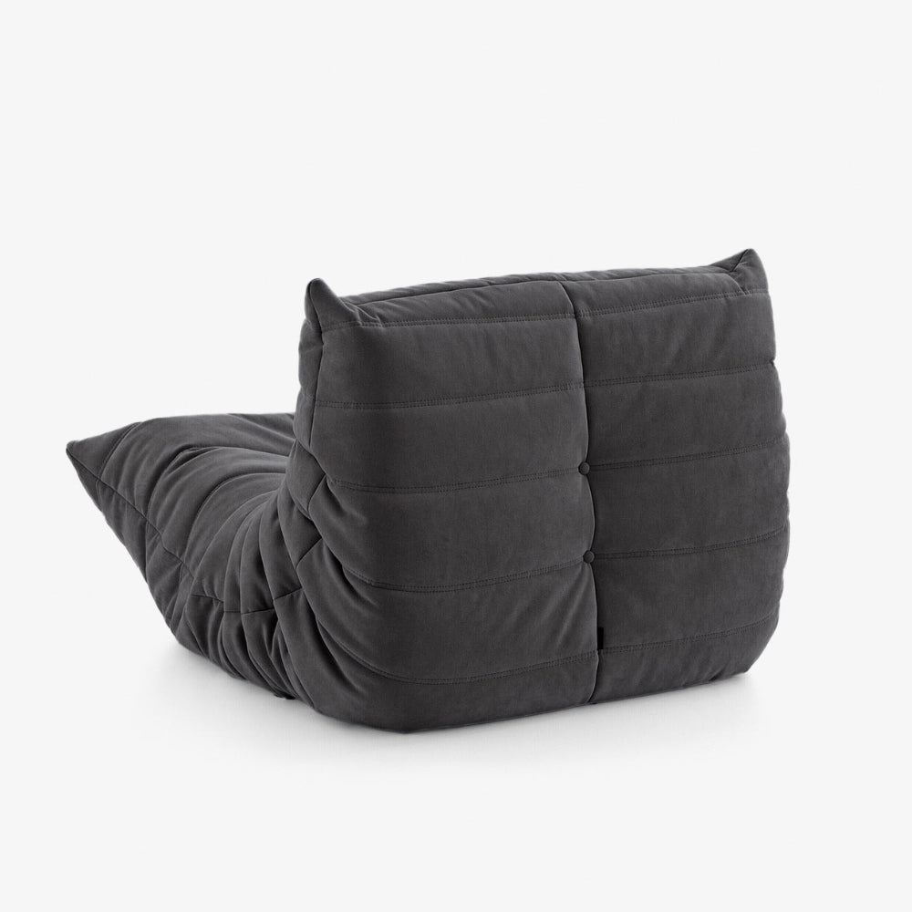 #Noir Koto Mini chauffeuse lounge compressée 1 place coloris noir, détail du matelassage et des coutures : fauteuil bas au design 70s, assise ferme, velours matelassé, livré compressé