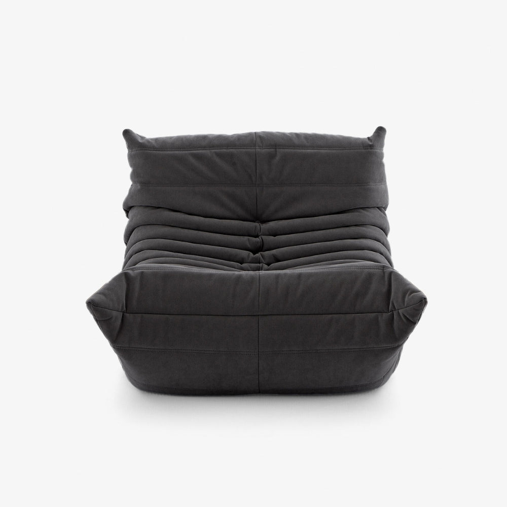#Noir Koto Mini chauffeuse lounge compressée 1 place coloris noir, vue trois quarts : fauteuil bas au design 70s, assise ferme, velours matelassé, livré compressé