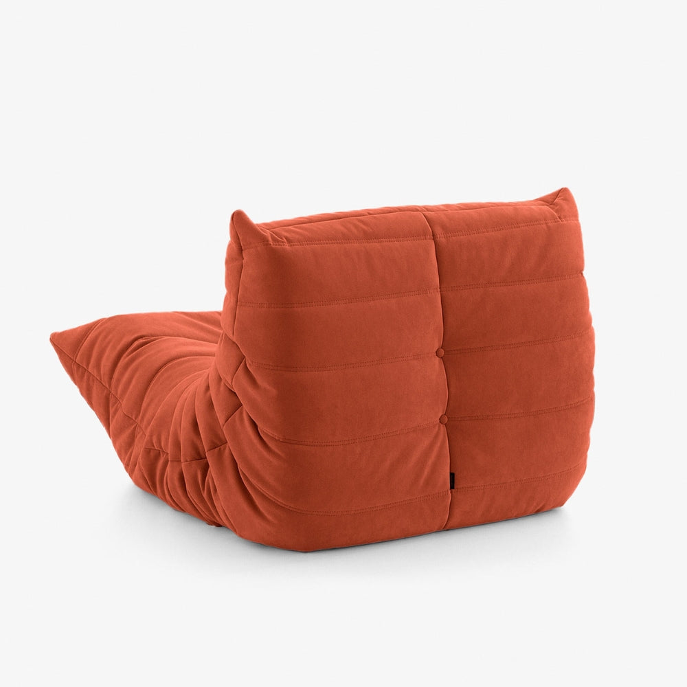 #Orange Koto Mini chauffeuse lounge compressée 1 place coloris orange, détail du matelassage et des coutures : fauteuil bas au design 70s, assise ferme, velours matelassé, livré compressé