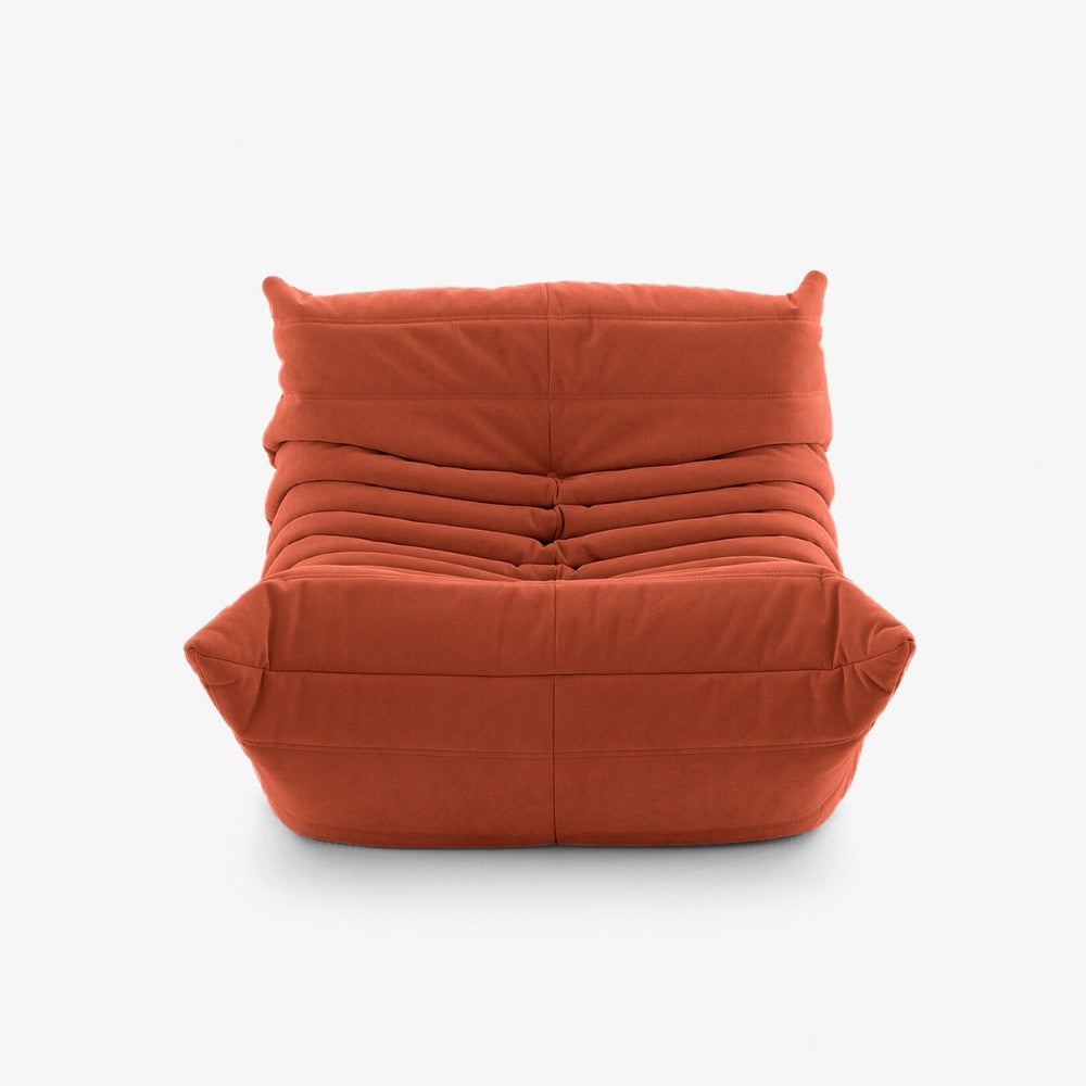 #Orange Koto Mini chauffeuse lounge compressée 1 place coloris orange, vue trois quarts : fauteuil bas au design 70s, assise ferme, velours matelassé, livré compressé