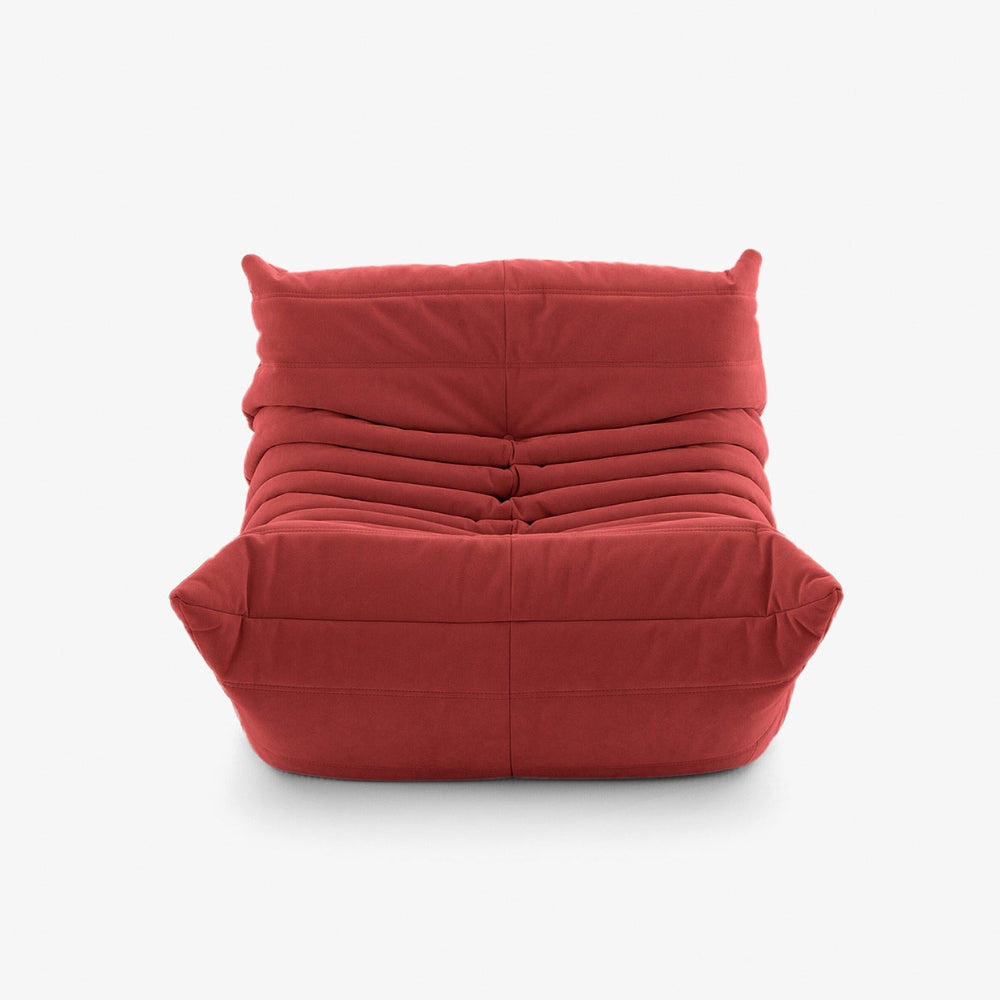 #Rouge Koto Mini chauffeuse lounge compressée 1 place coloris rouge, vue trois quarts : fauteuil bas au design 70s, assise ferme, velours matelassé, livré compressé