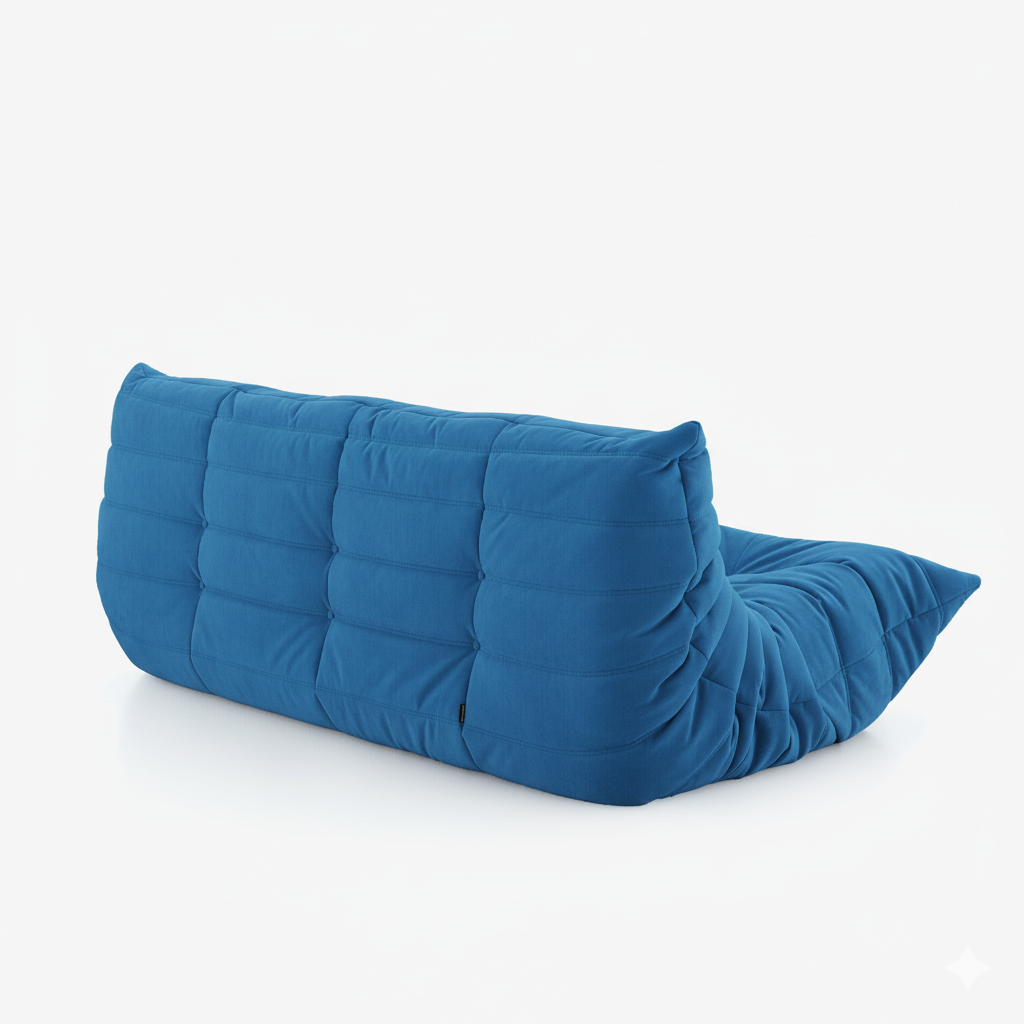 #Bleu Koto canapé lounge compressé 3 places coloris bleu, mise en situation dans un salon : assise ferme, silhouette années 70, velours matelassé, livré compressé dans un seul carton