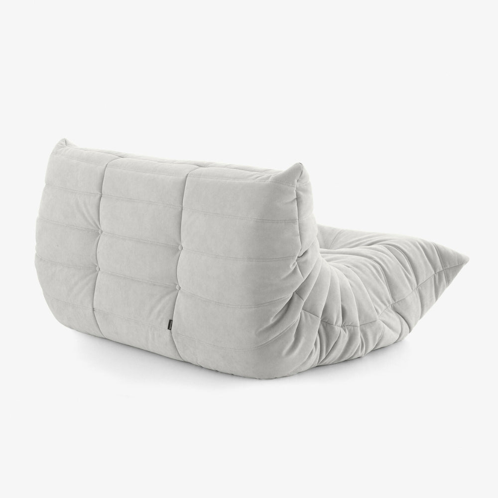 #Blanc Koto Classic canapé lounge compressé 2 places coloris blanc, mise en situation dans un salon : assise ferme, ligne années 70, velours matelassé, livré compressé dans un seul carton