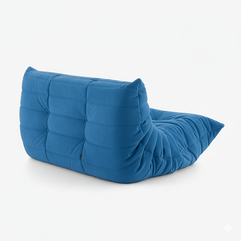 #Bleu Koto Classic canapé lounge compressé 2 places coloris bleu, mise en situation dans un salon : assise ferme, ligne années 70, velours matelassé, livré compressé dans un seul carton