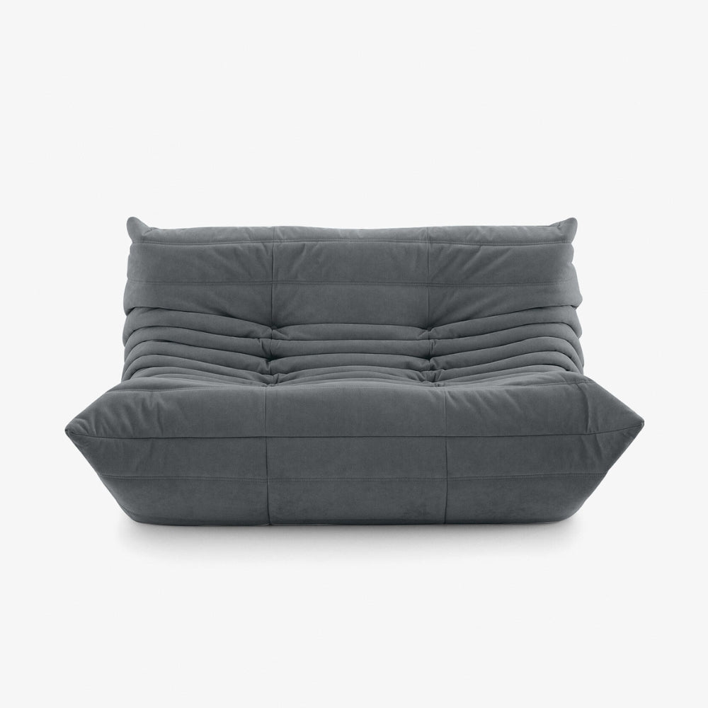 #Gris Koto Classic canapé lounge compressé 2 places coloris gris, vue trois quarts : assise ferme, ligne années 70, velours matelassé, livré compressé dans un seul carton
