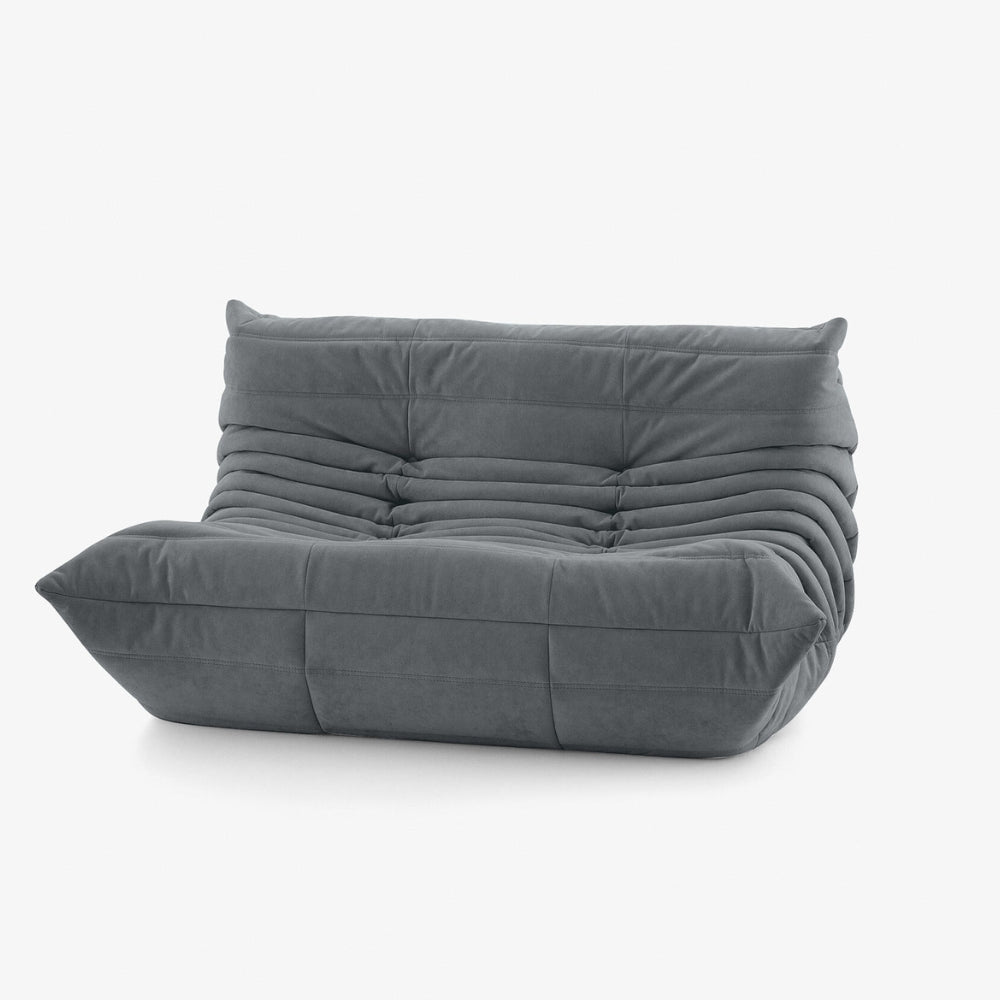 #Gris Koto Classic canapé lounge compressé 2 places coloris gris, détail du matelassage et des coutures : assise ferme, ligne années 70, velours matelassé, livré compressé dans un seul carton