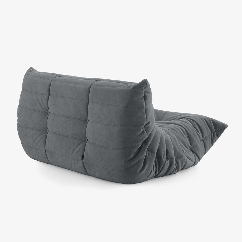 #Gris Koto Classic canapé lounge compressé 2 places coloris gris, mise en situation dans un salon : assise ferme, ligne années 70, velours matelassé, livré compressé dans un seul carton