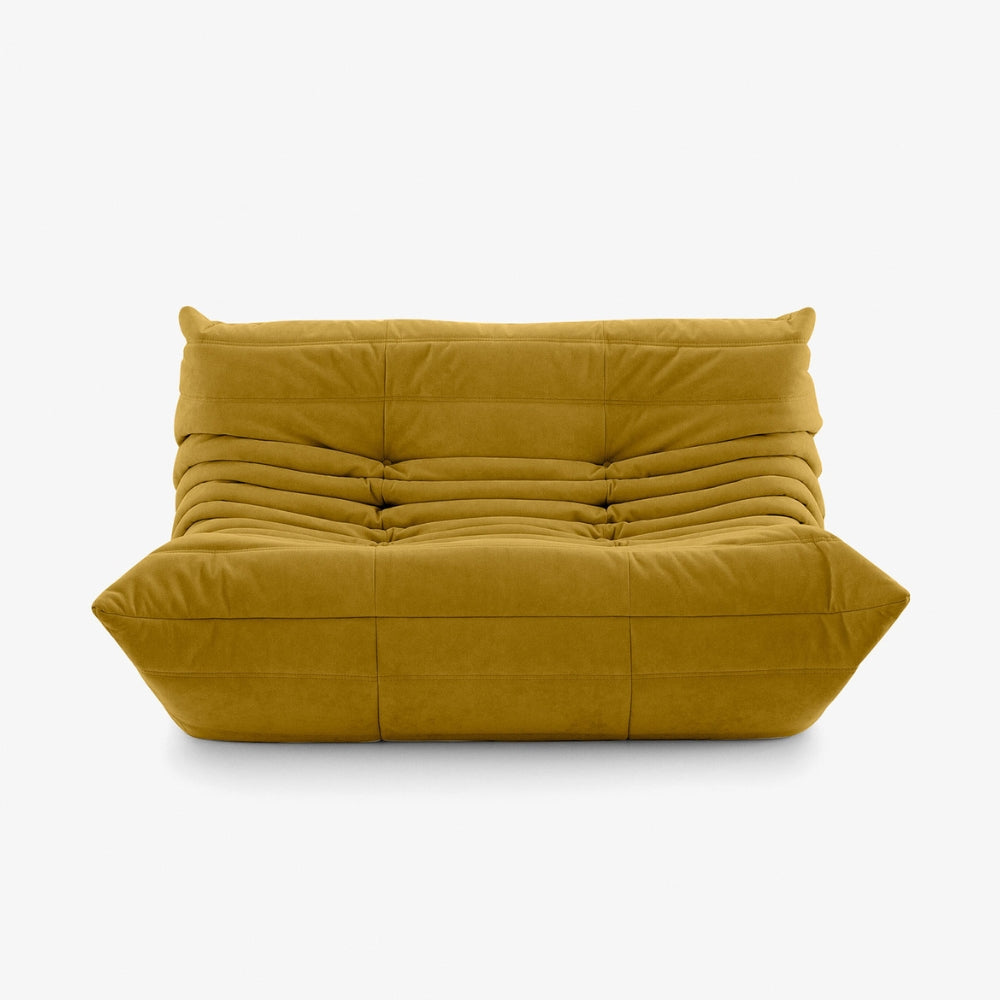 #Jaune Koto Classic canapé lounge compressé 2 places coloris jaune, vue trois quarts : assise ferme, ligne années 70, velours matelassé, livré compressé dans un seul carton