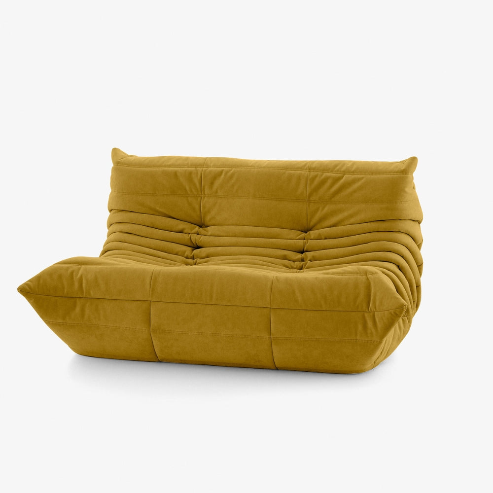 #Jaune Koto Classic canapé lounge compressé 2 places coloris jaune, détail du matelassage et des coutures : assise ferme, ligne années 70, velours matelassé, livré compressé dans un seul carton