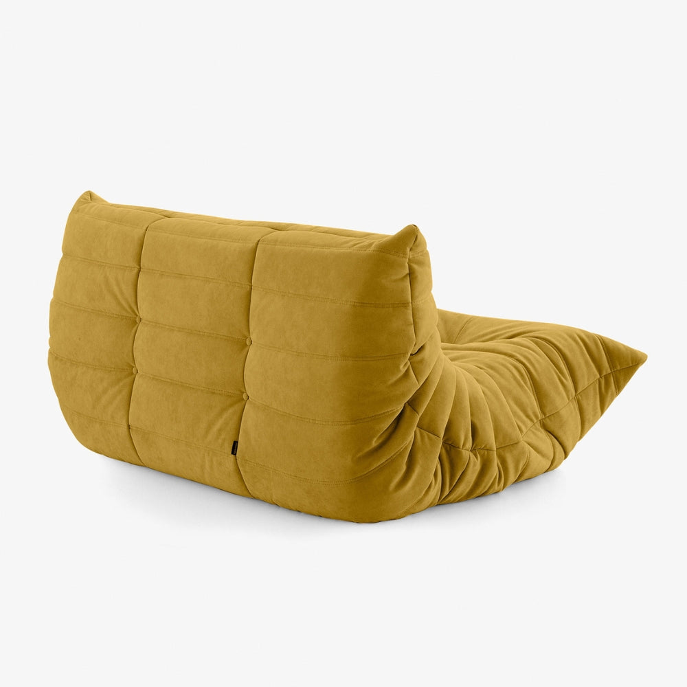 #Jaune Koto Classic canapé lounge compressé 2 places coloris jaune, mise en situation dans un salon : assise ferme, ligne années 70, velours matelassé, livré compressé dans un seul carton