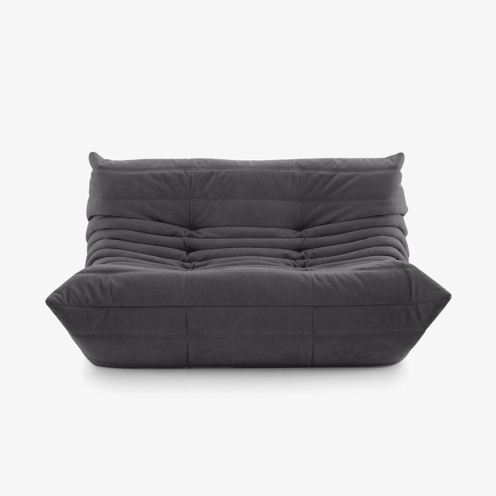 #Noir Koto Classic canapé lounge compressé 2 places coloris noir, vue trois quarts : assise ferme, ligne années 70, velours matelassé, livré compressé dans un seul carton