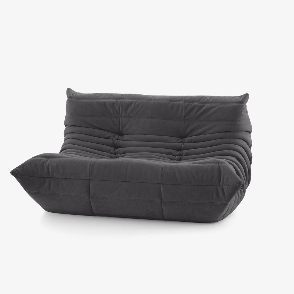#Noir Koto Classic canapé lounge compressé 2 places coloris noir, détail du matelassage et des coutures : assise ferme, ligne années 70, velours matelassé, livré compressé dans un seul carton