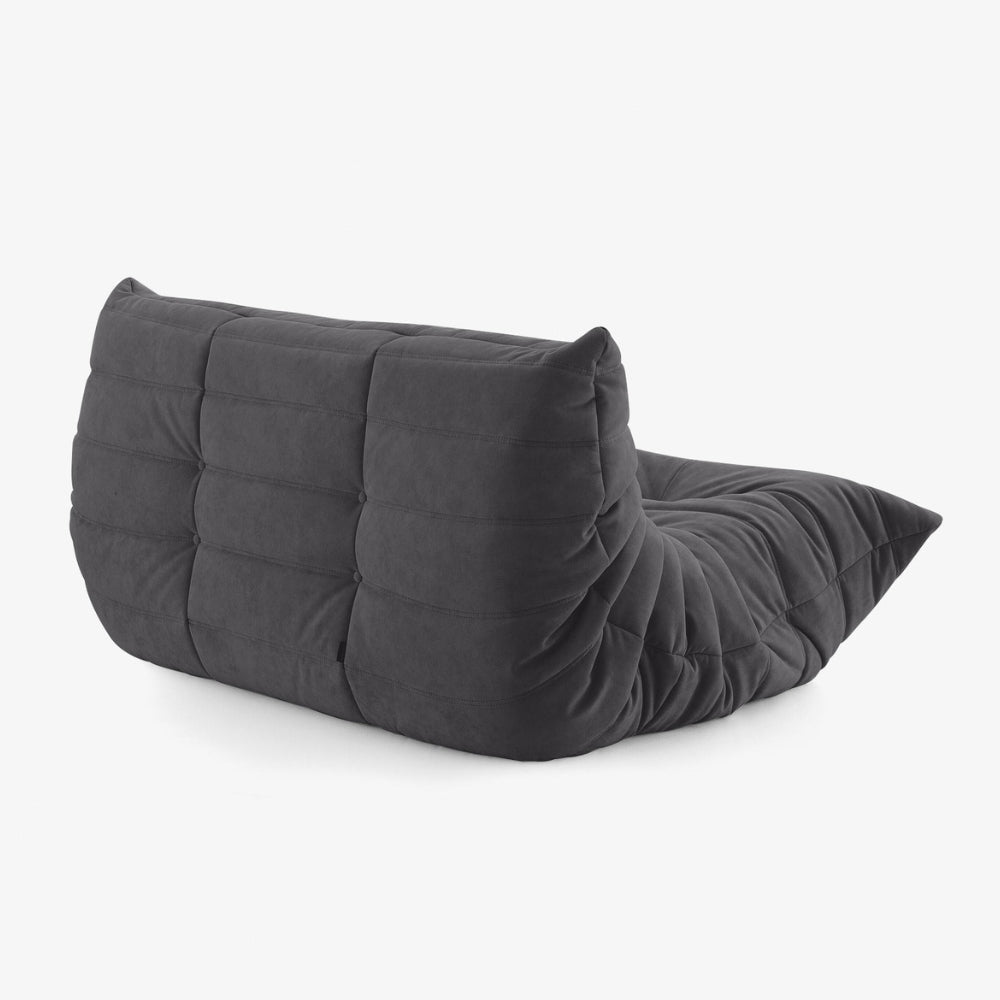 #Noir Koto Classic canapé lounge compressé 2 places coloris noir, mise en situation dans un salon : assise ferme, ligne années 70, velours matelassé, livré compressé dans un seul carton