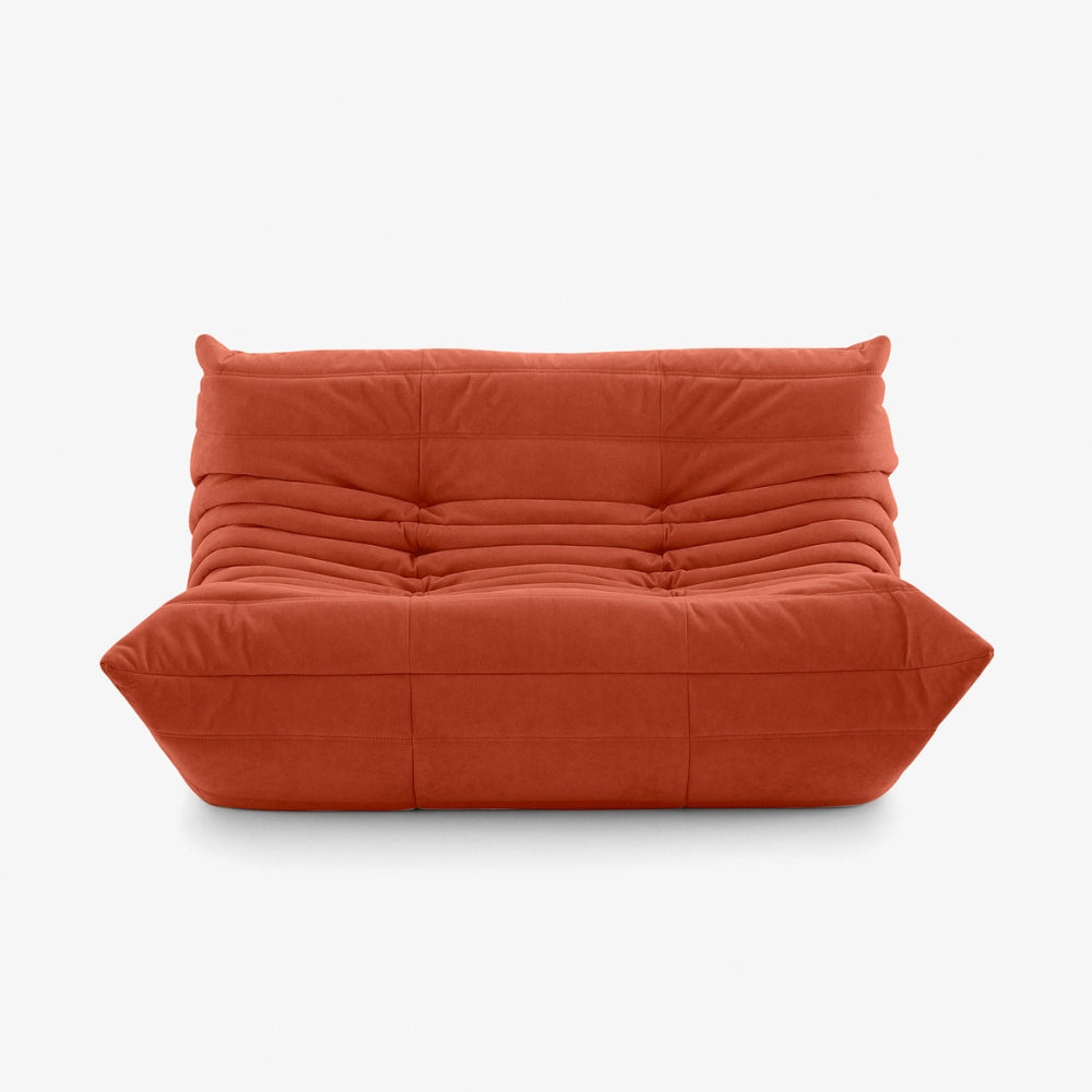 #Orange Koto Classic canapé lounge compressé 2 places coloris orange, vue trois quarts : assise ferme, ligne années 70, velours matelassé, livré compressé dans un seul carton