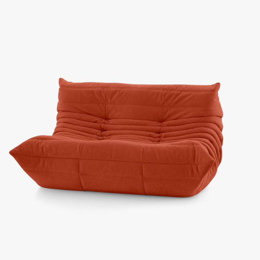 #Orange Koto Classic canapé lounge compressé 2 places coloris orange, détail du matelassage et des coutures : assise ferme, ligne années 70, velours matelassé, livré compressé dans un seul carton