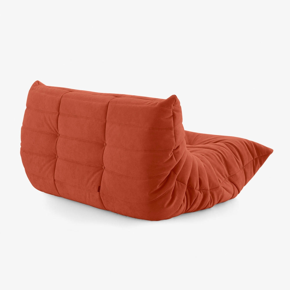 #Orange Koto Classic canapé lounge compressé 2 places coloris orange, mise en situation dans un salon : assise ferme, ligne années 70, velours matelassé, livré compressé dans un seul carton