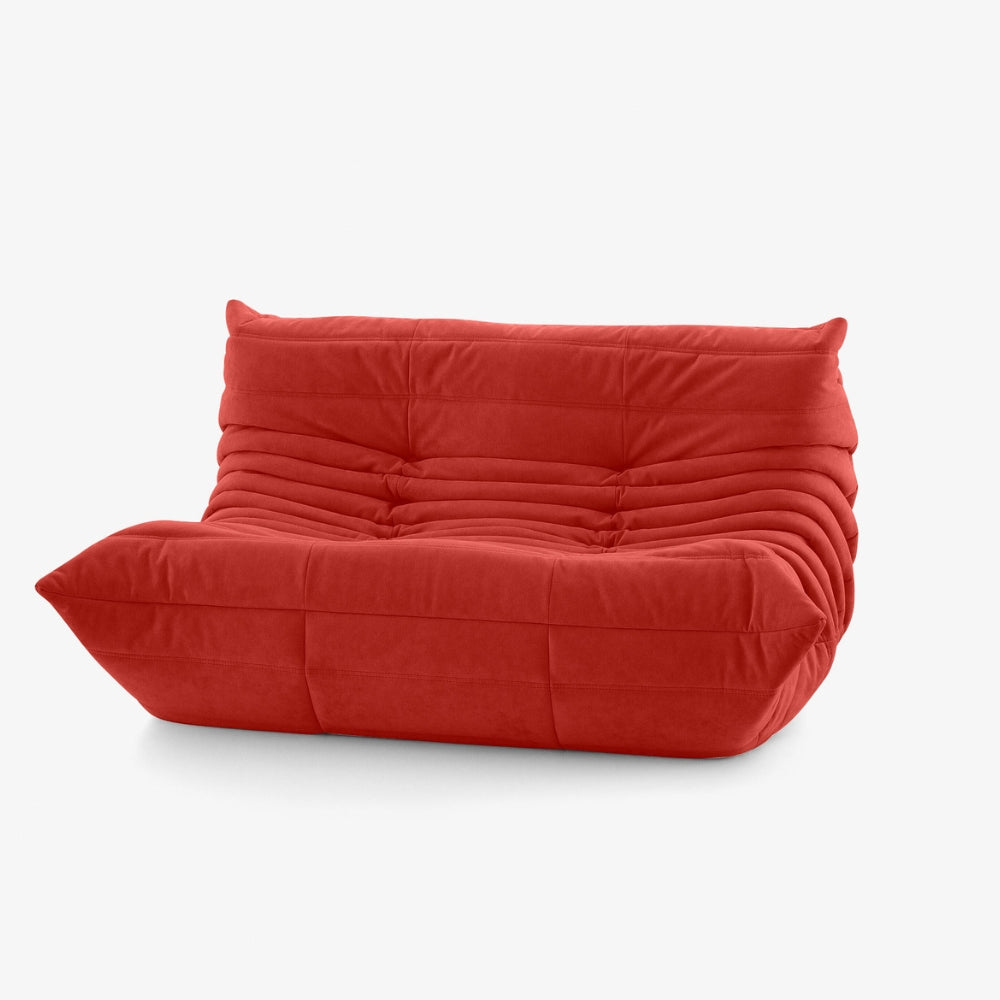 #Rouge Koto Classic canapé lounge compressé 2 places coloris rouge, détail du matelassage et des coutures : assise ferme, ligne années 70, velours matelassé, livré compressé dans un seul carton
