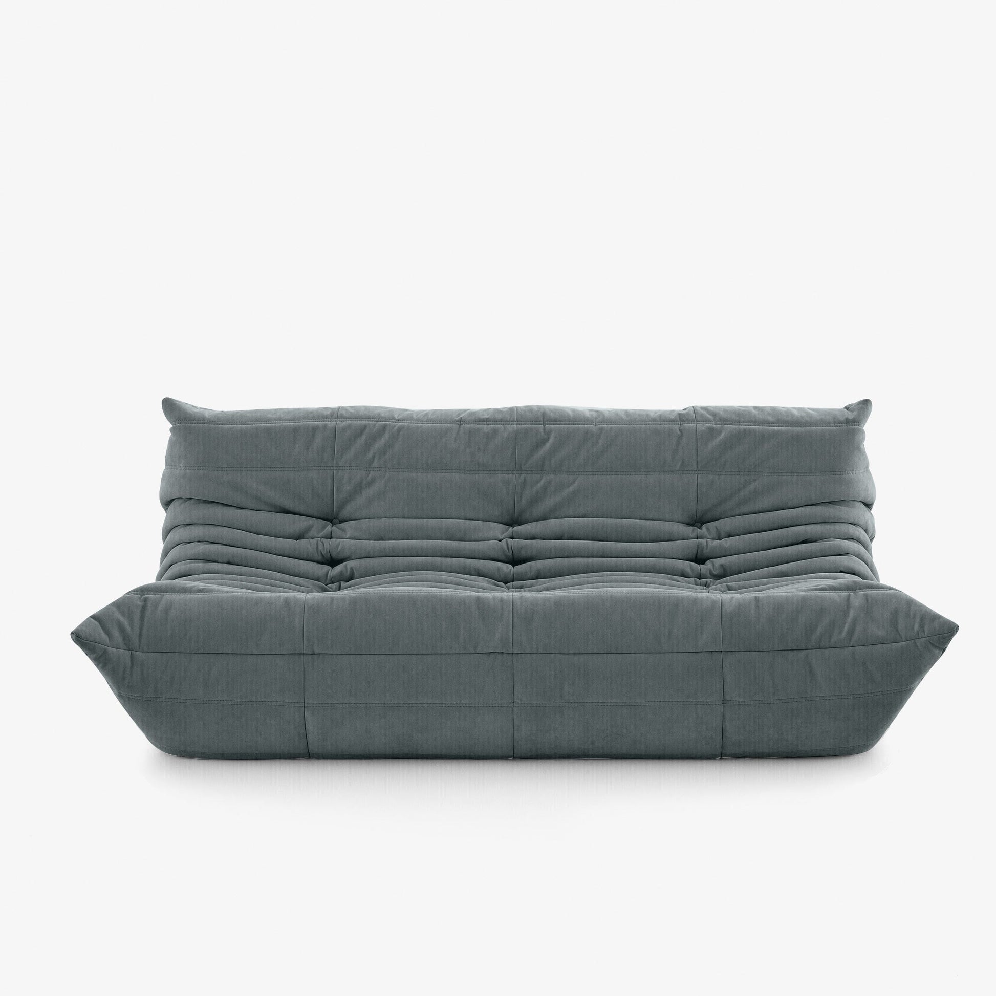 #Gris Koto canapé lounge compressé 3 places coloris gris, vue trois quarts : assise ferme, silhouette années 70, velours matelassé, livré compressé dans un seul carton