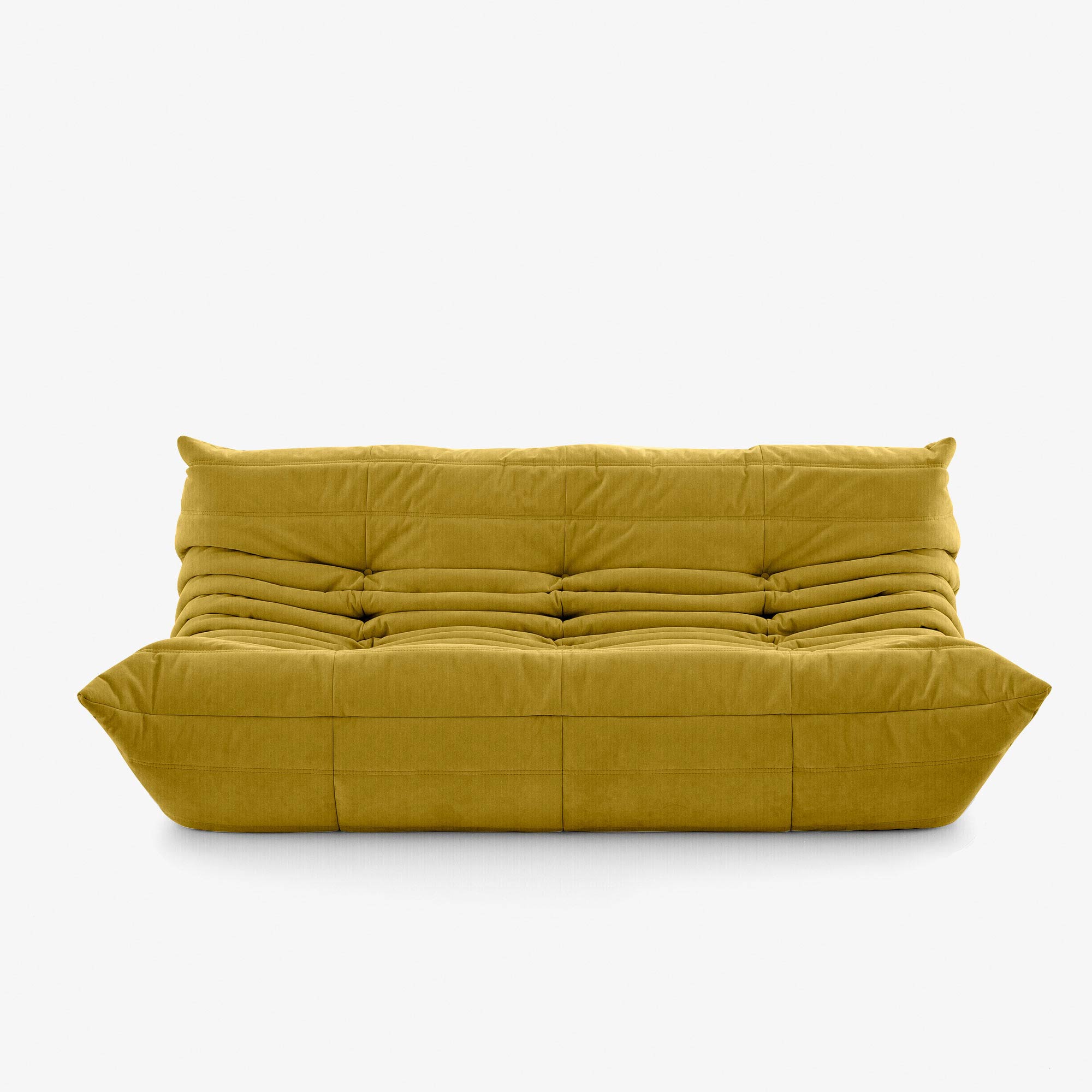 #Jaune Koto canapé lounge compressé 3 places coloris jaune, vue trois quarts : assise ferme, silhouette années 70, velours matelassé, livré compressé dans un seul carton