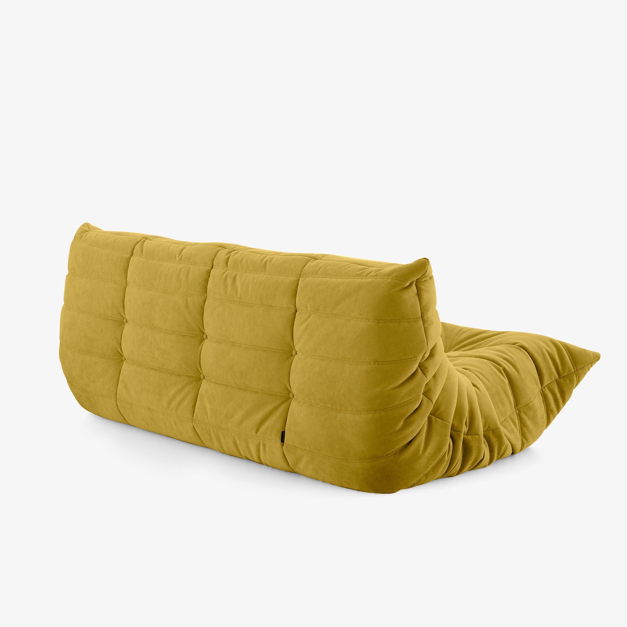 #Jaune Koto canapé lounge compressé 3 places coloris jaune, mise en situation dans un salon : assise ferme, silhouette années 70, velours matelassé, livré compressé dans un seul carton