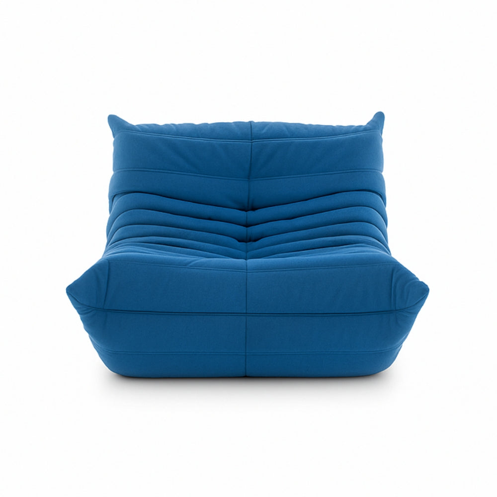 #Bleu Koto Mini chauffeuse lounge compressée 1 place coloris bleu, vue trois quarts : fauteuil bas au design 70s, assise ferme, velours matelassé, livré compressé