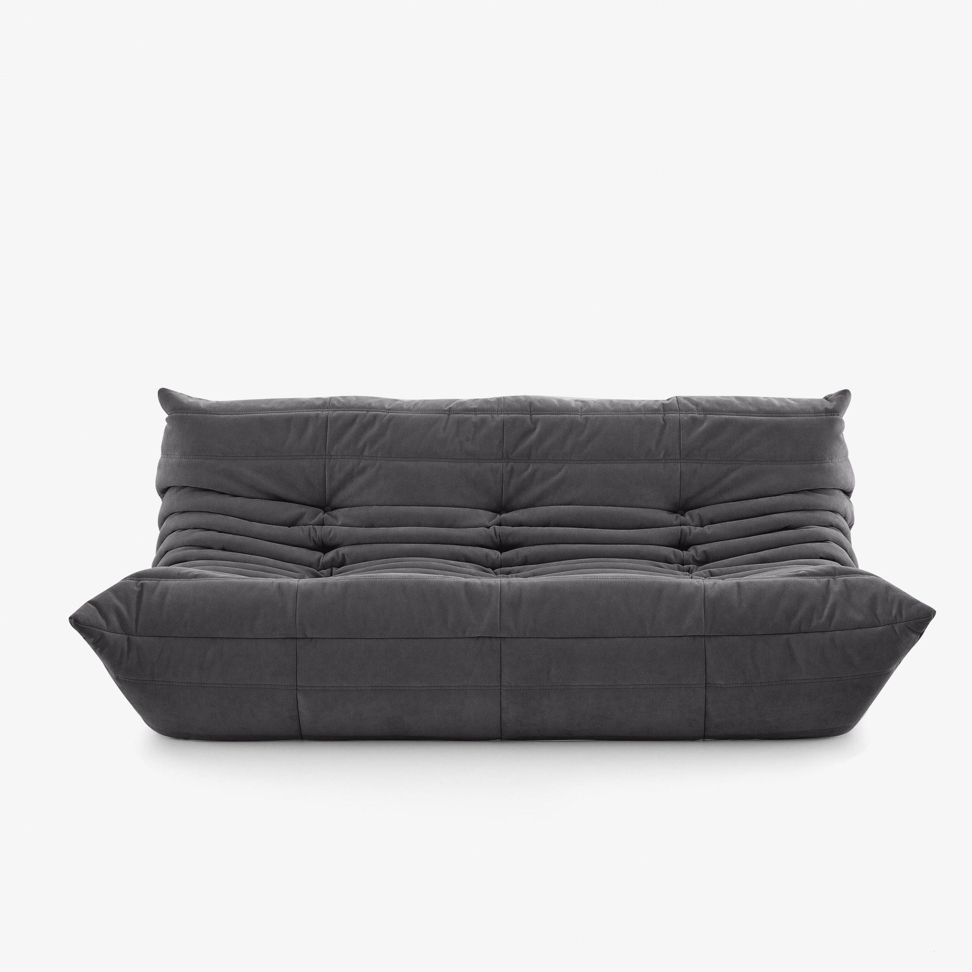 #Noir Koto canapé lounge compressé 3 places coloris noir, vue trois quarts : assise ferme, silhouette années 70, velours matelassé, livré compressé dans un seul carton