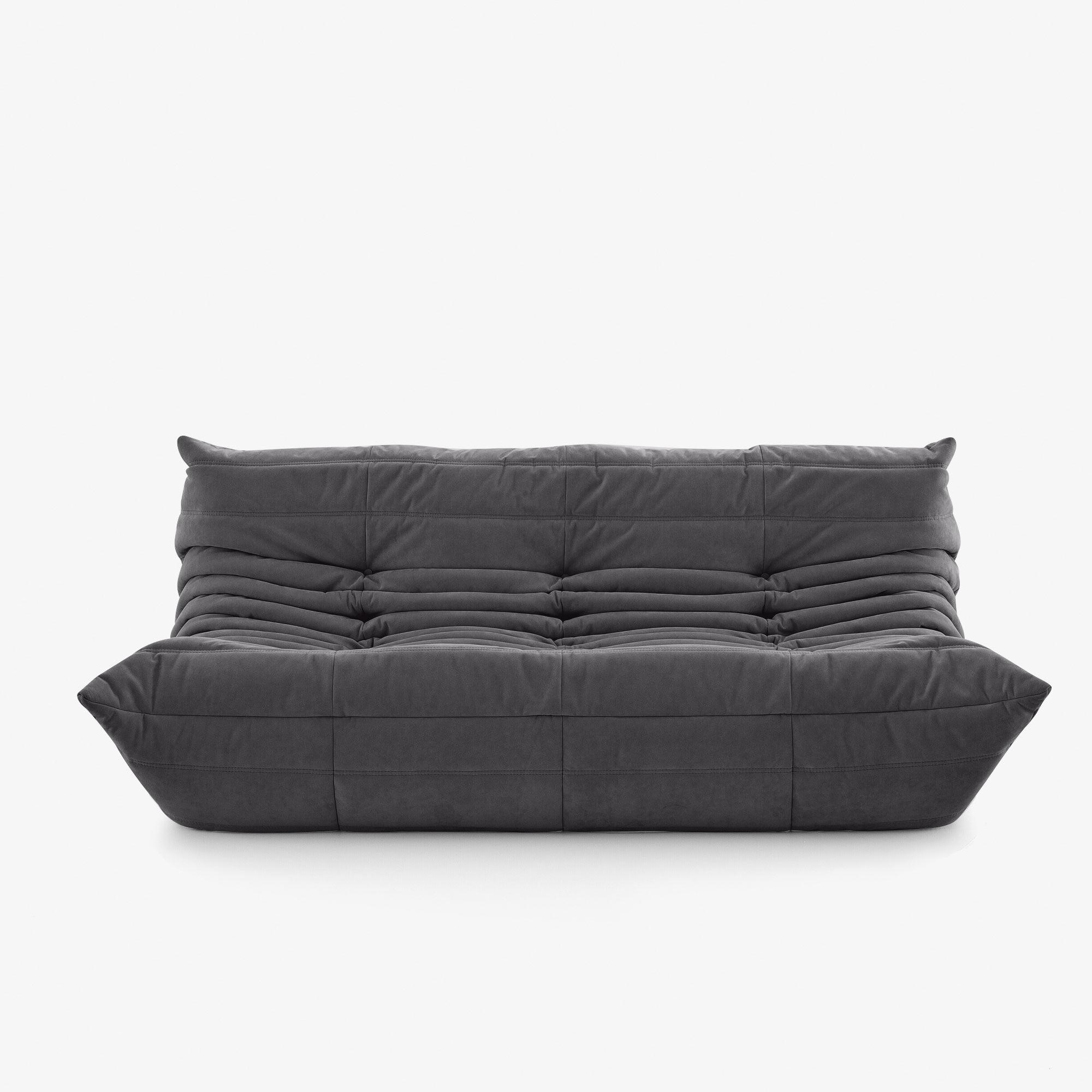 #Noir Koto canapé lounge compressé 3 places coloris noir, vue trois quarts : assise ferme, silhouette années 70, velours matelassé, livré compressé dans un seul carton