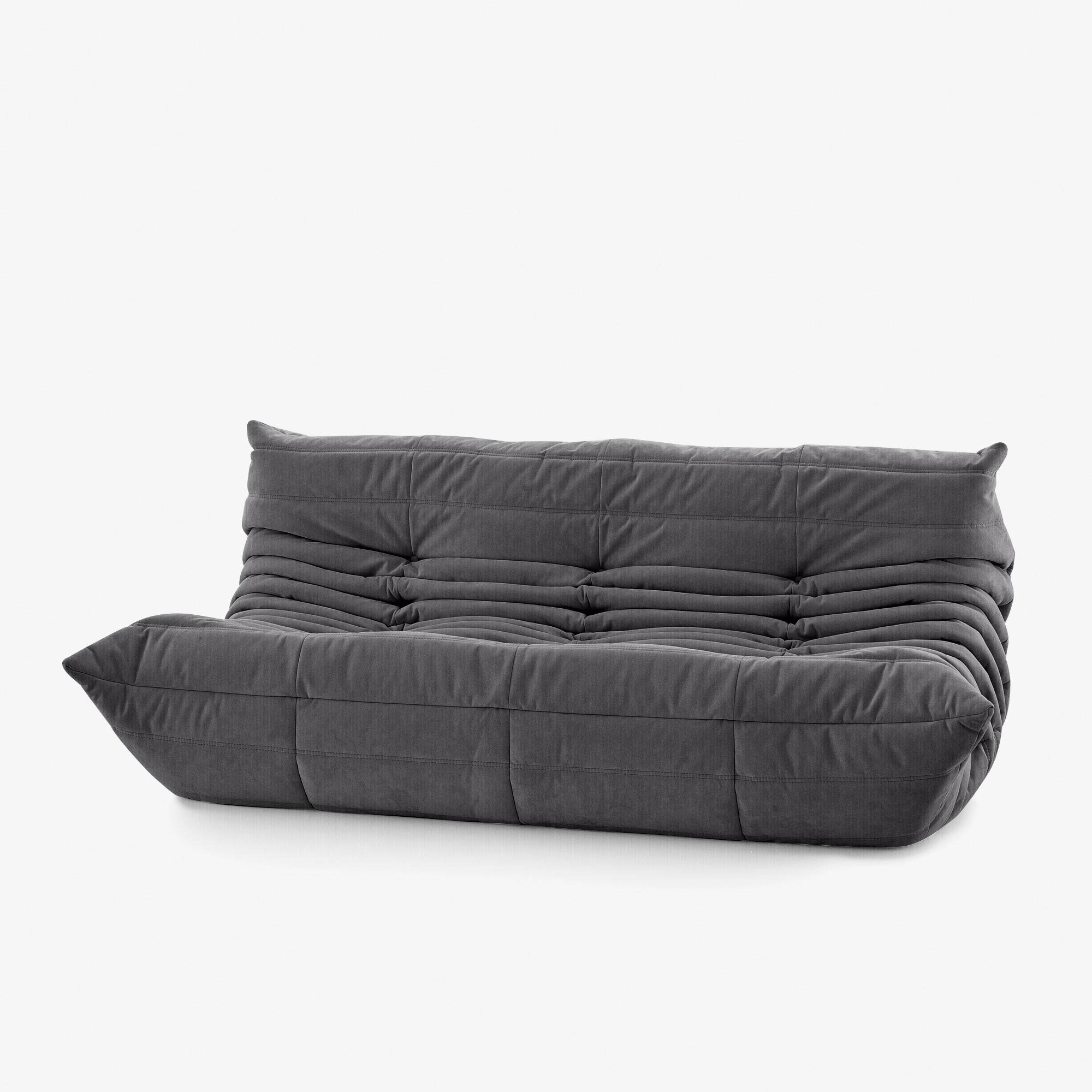#Noir Koto canapé lounge compressé 3 places coloris noir, détail du matelassage et des coutures : assise ferme, silhouette années 70, velours matelassé, livré compressé dans un seul carton