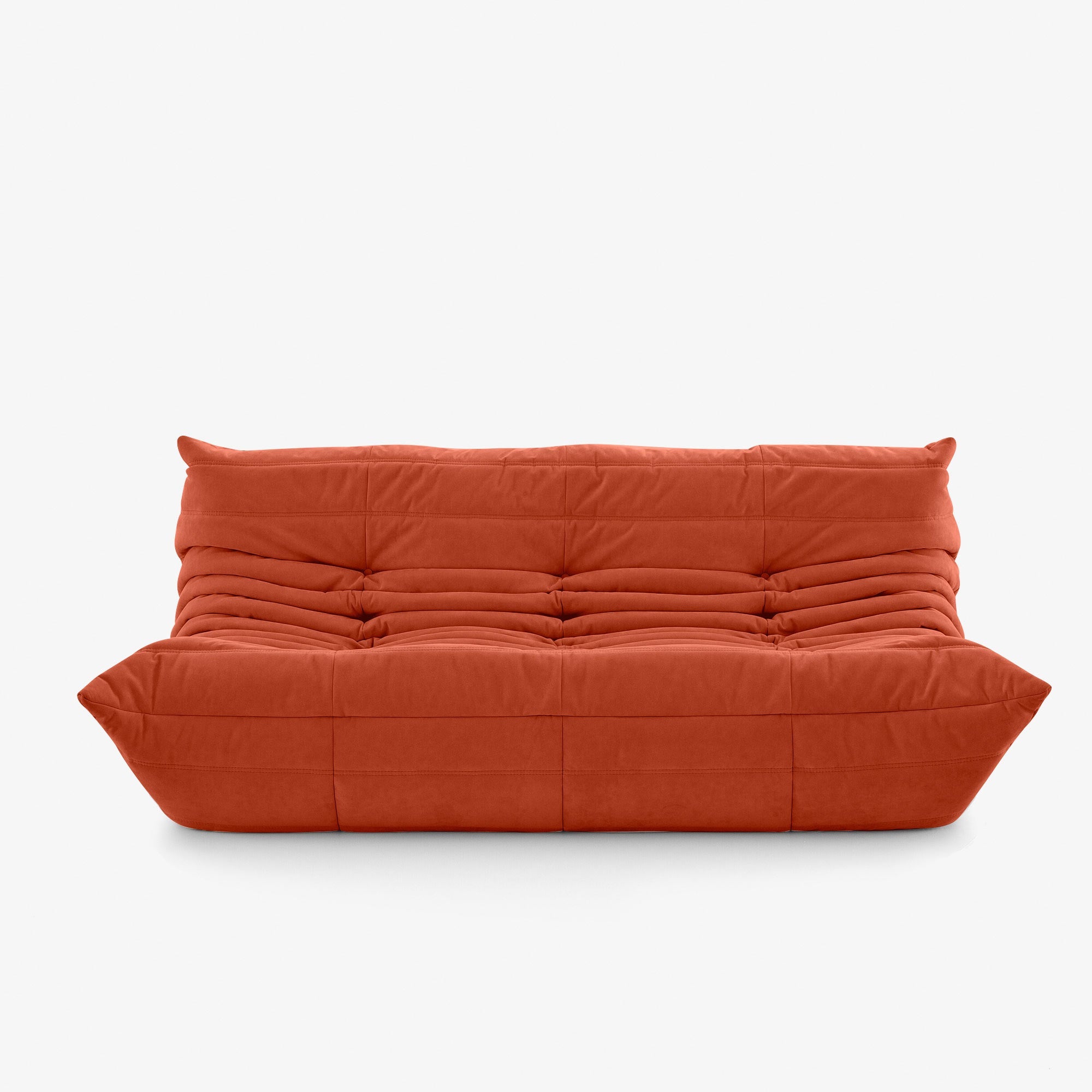 #Orange Koto canapé lounge compressé 3 places coloris orange, vue trois quarts : assise ferme, silhouette années 70, velours matelassé, livré compressé dans un seul carton