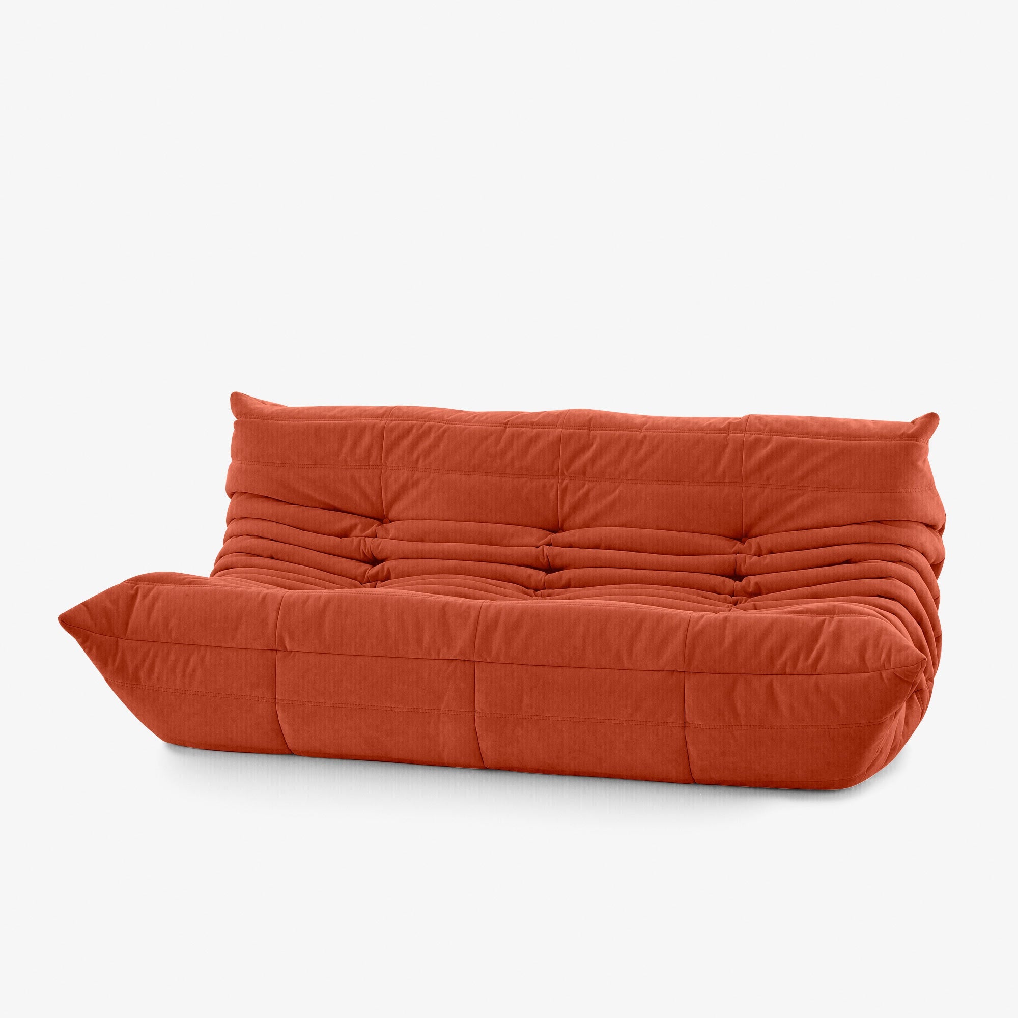 #Orange Koto canapé lounge compressé 3 places coloris orange, détail du matelassage et des coutures : assise ferme, silhouette années 70, velours matelassé, livré compressé dans un seul carton