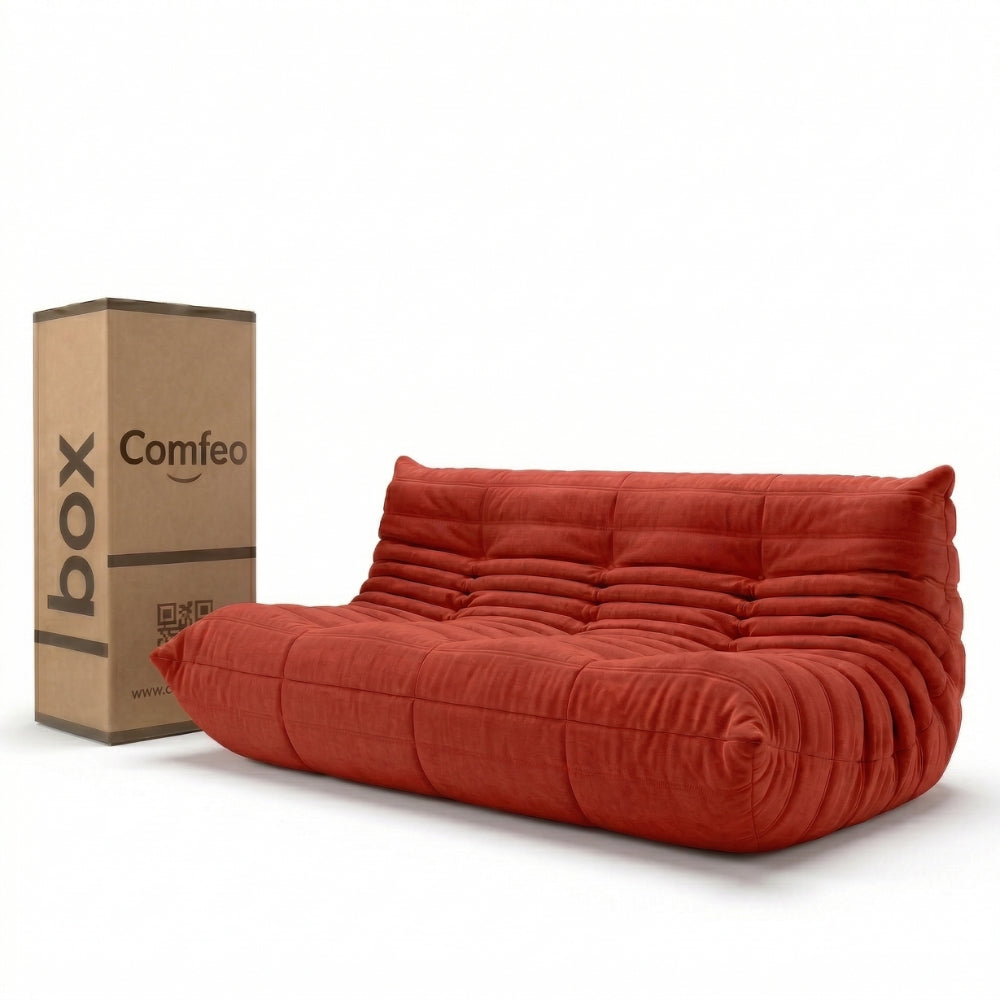 #Rouge Koto canapé lounge compressé 3 places coloris rouge, vue de face : assise ferme, silhouette années 70, velours matelassé, livré compressé dans un seul carton