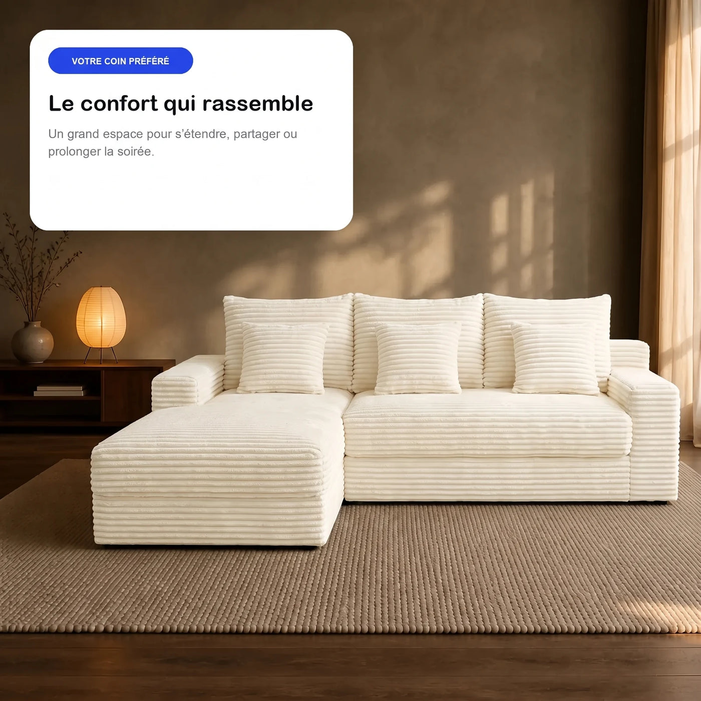 #BlancCrème Canapé d'angle Ampio blanc crème en velours côtelé, en situation, ambiance du soir