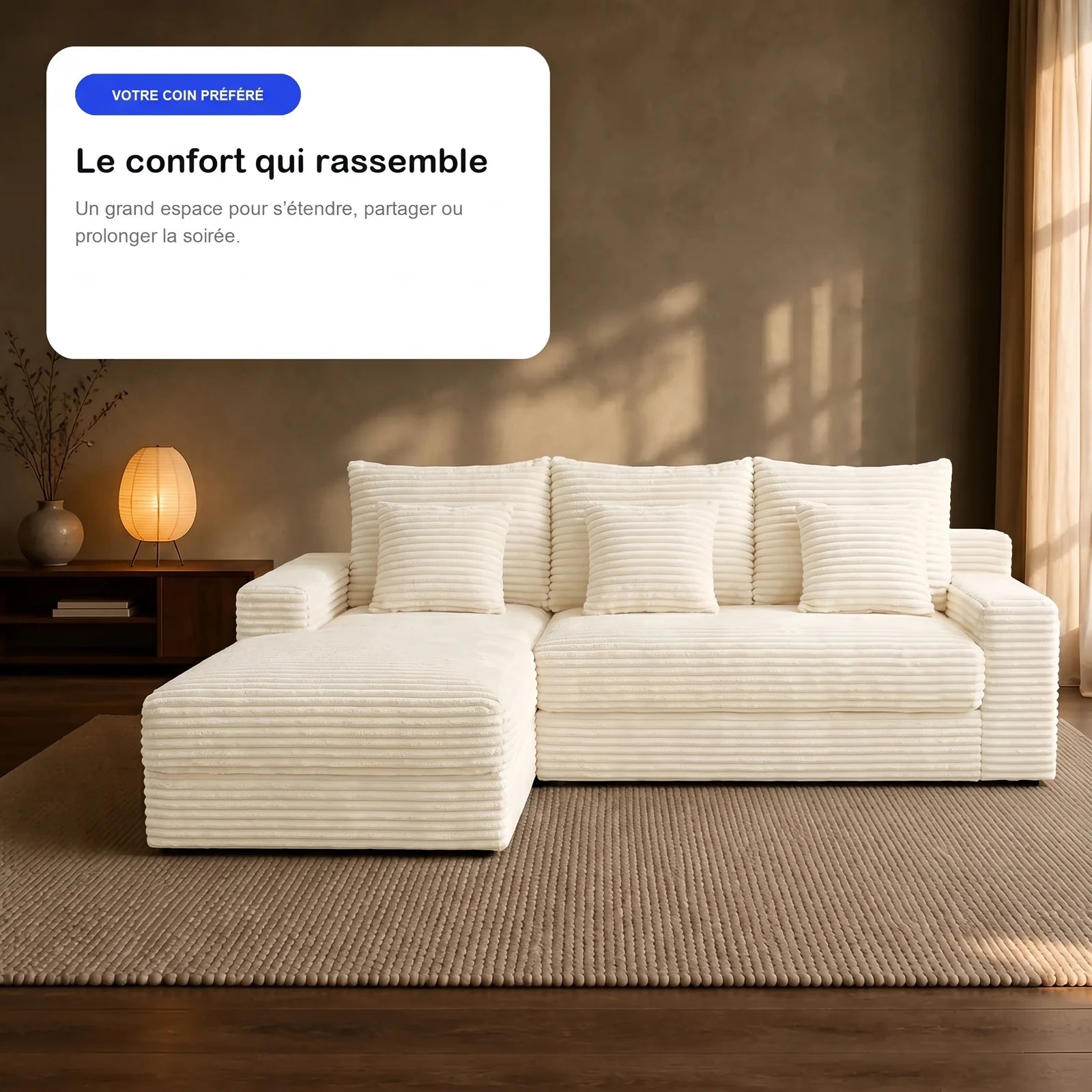 #BlancCrème Canapé d'angle Ampio blanc crème en velours côtelé, en situation, ambiance du soir