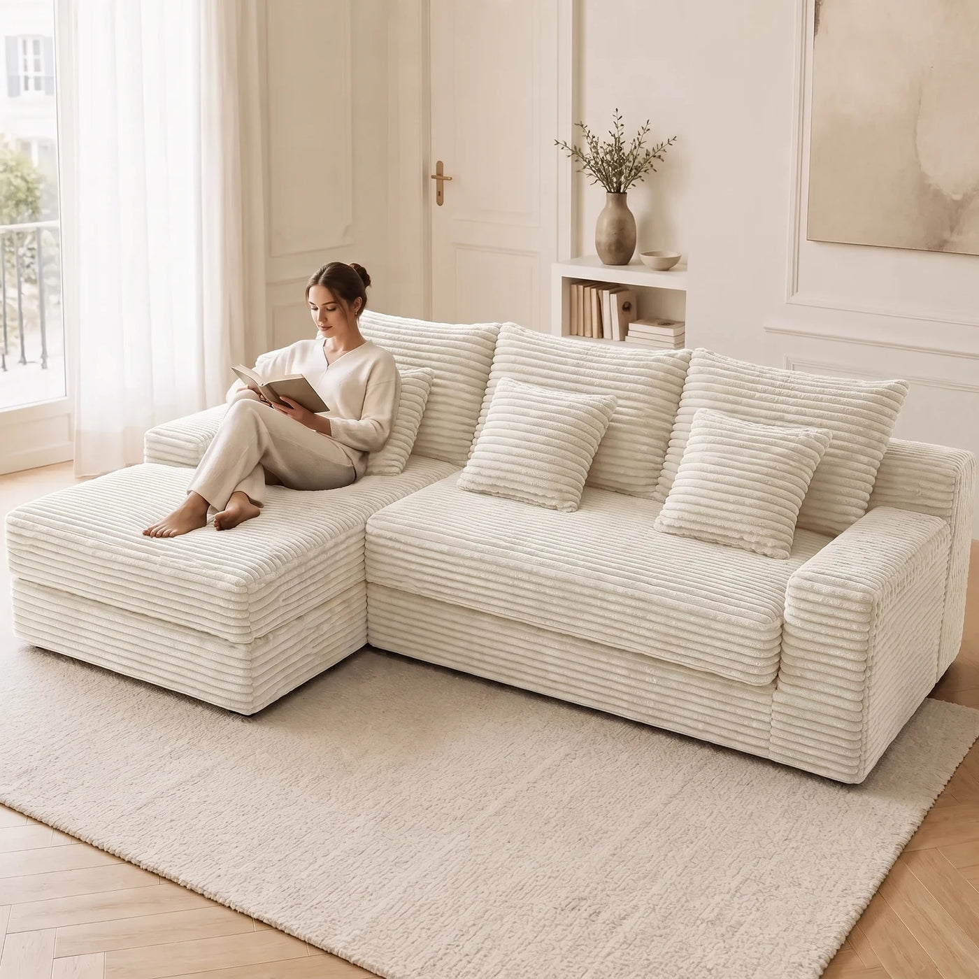 #BlancCrème Canapé d'angle Ampio blanc crème en velours côtelé, installé dans un salon lumineux