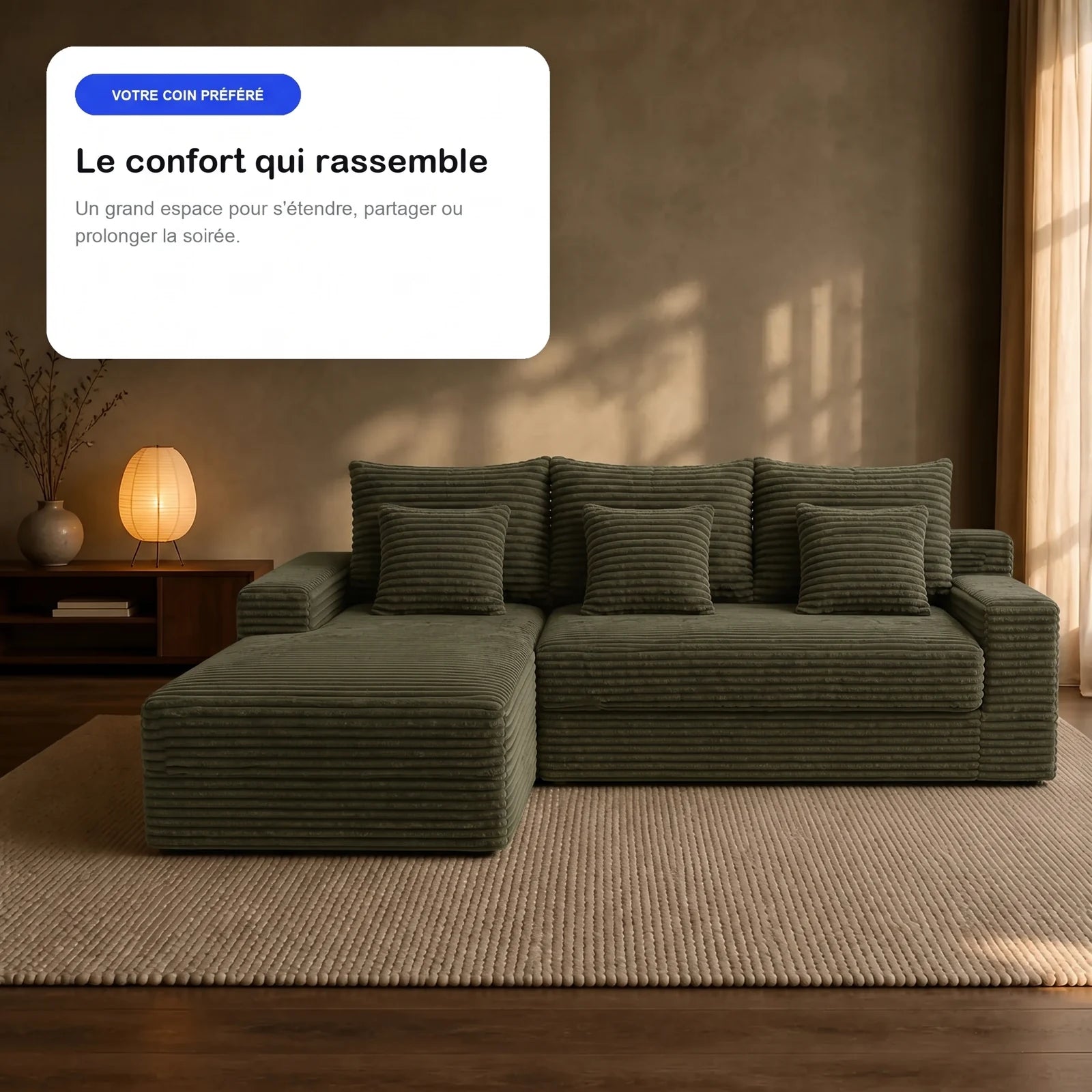 #VertKaki Canapé d'angle Ampio vert kaki en velours côtelé, en situation, ambiance du soir
