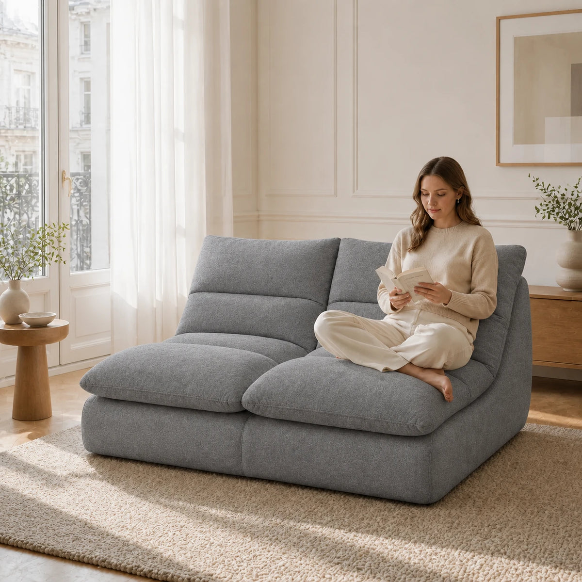 #Gris Canapé Gummy Classic gris, installé dans un salon lumineux