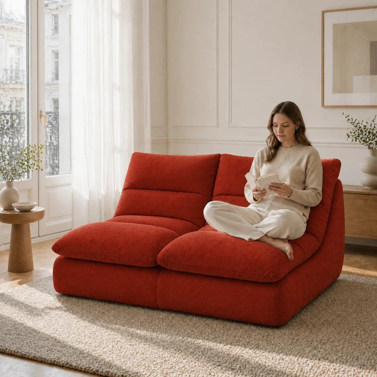 #Rouge Canapé Gummy Classic rouge, installé dans un salon lumineux