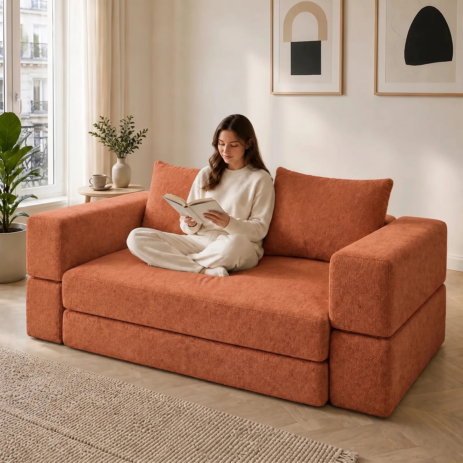#OrangeTerracotta Canapé lit Nido orange terracotta en tissu chenille, installé dans un salon lumineux
