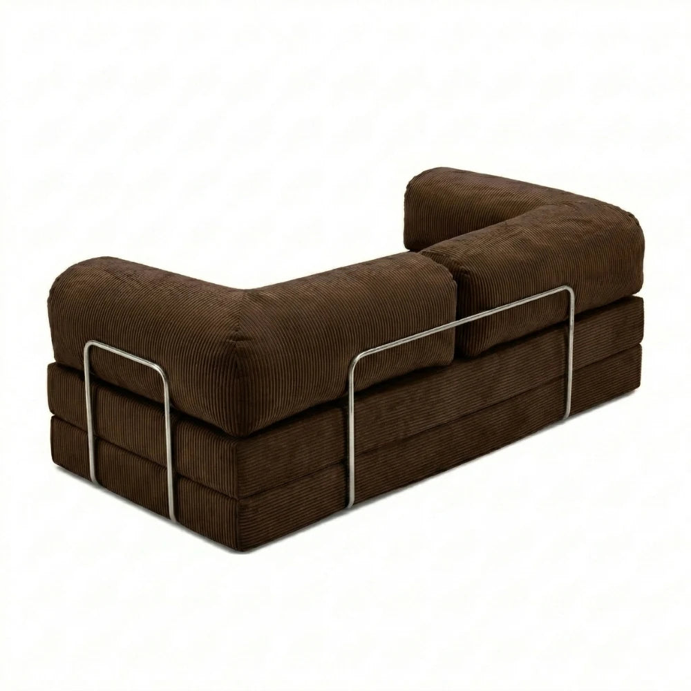 #Marron Canapé lit Nubo marron, vue trois quarts montrant l'armature chromée latérale et les trois couches de mousse