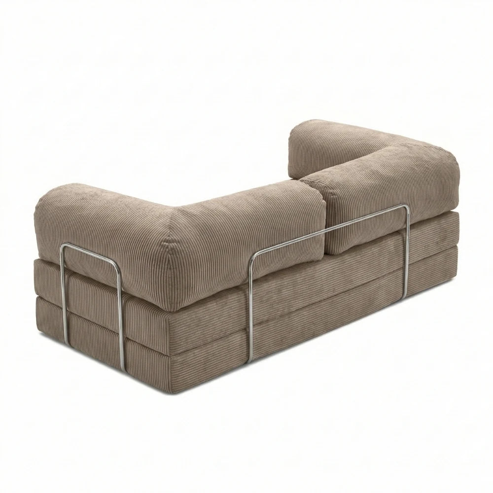 #Sable Canapé lit Nubo sable, vue trois quarts montrant l'armature chromée latérale et les trois couches de mousse
