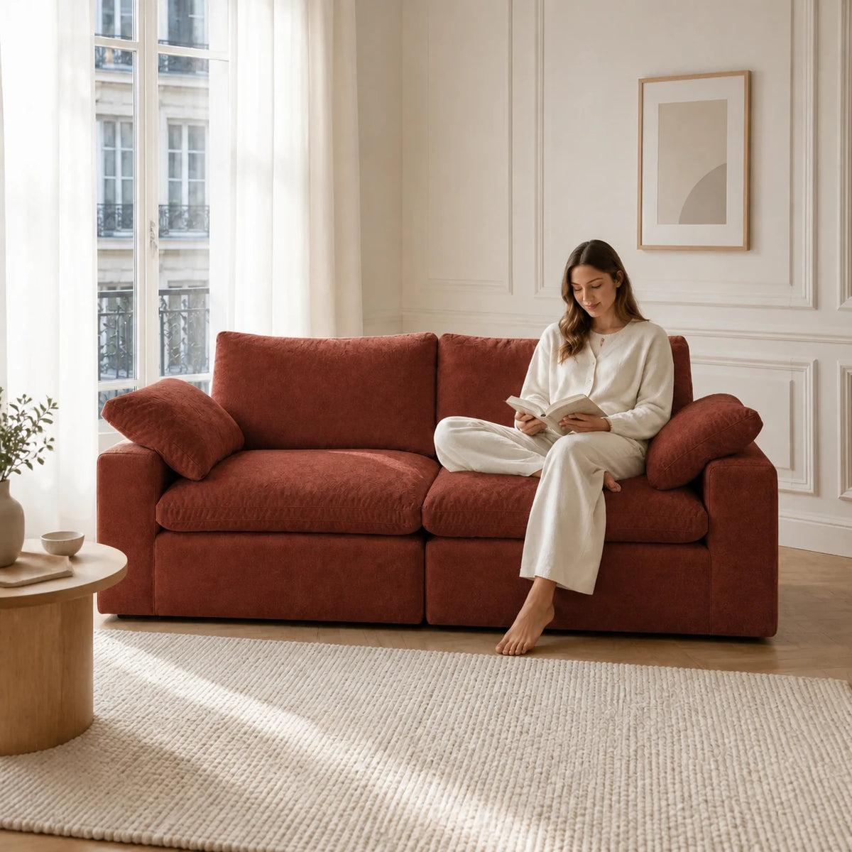 #OrangeTerracotta Canapé nuage Cirrus 2 places orange terracotta, installé dans un salon lumineux