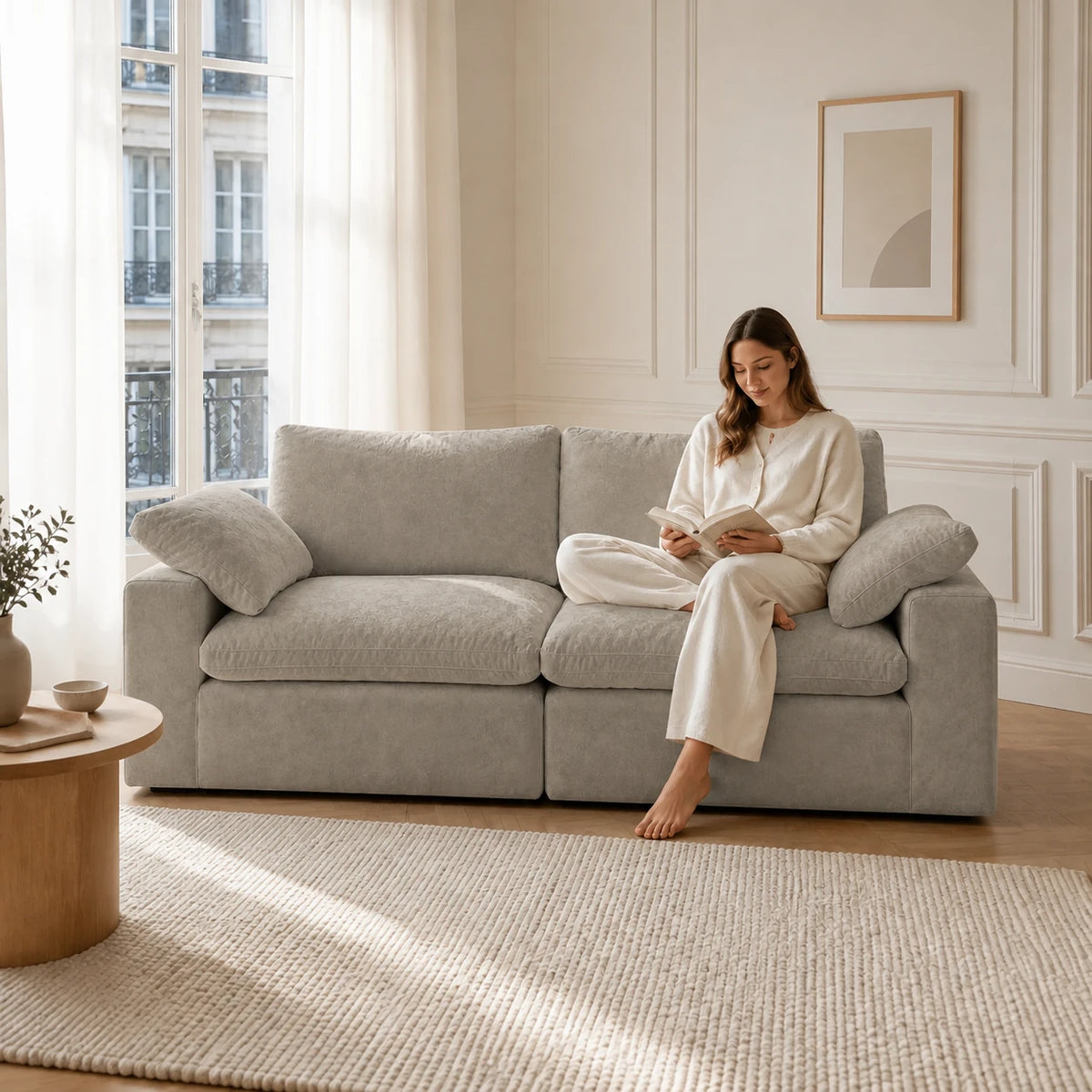#Sable Canapé nuage Cirrus 2 places sable, installé dans un salon lumineux