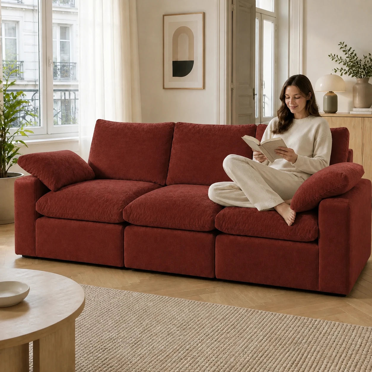 #OrangeTerracotta Canapé nuage Nimbus 3 places orange terracotta, installé dans un salon lumineux