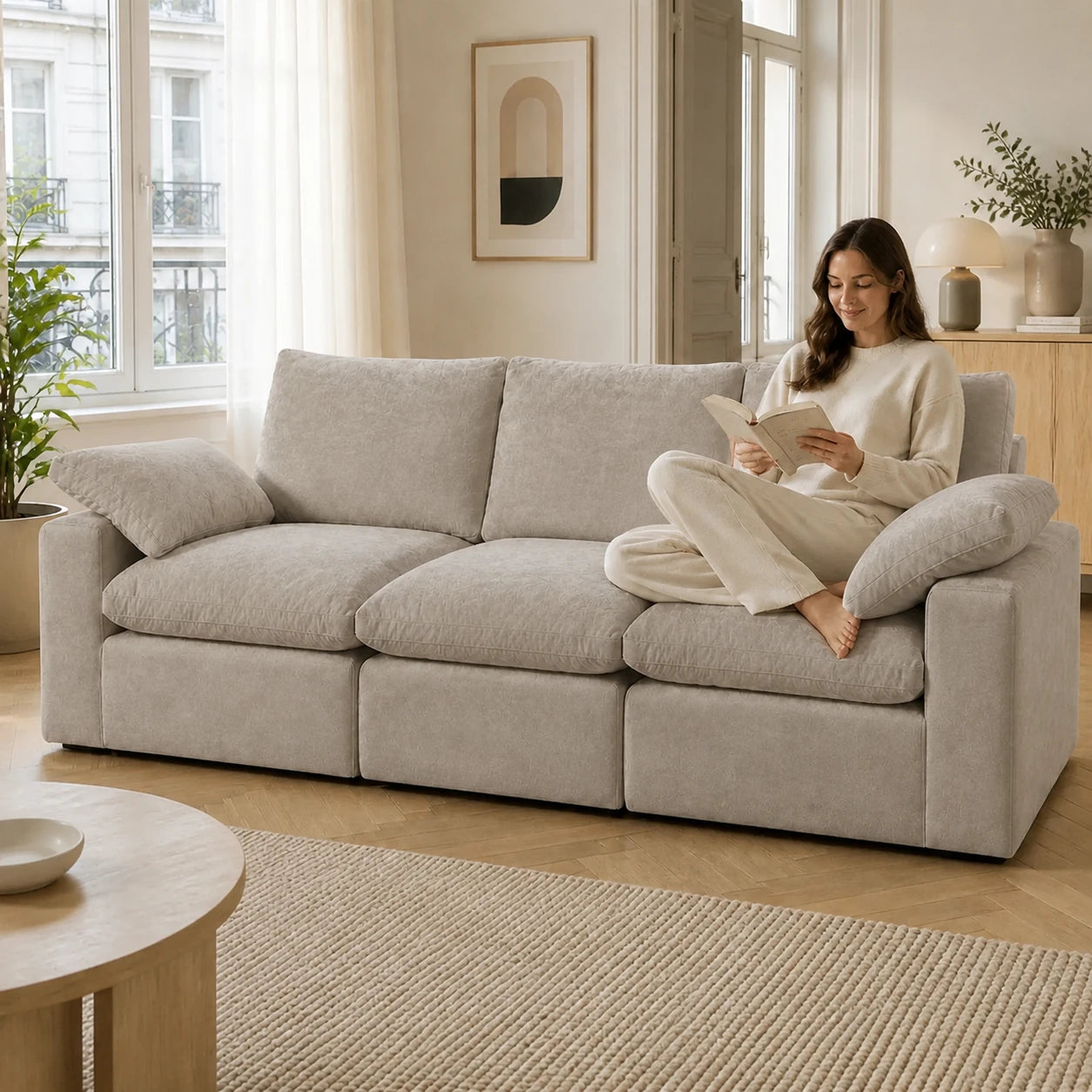 #Sable Canapé nuage Nimbus 3 places sable, installé dans un salon lumineux