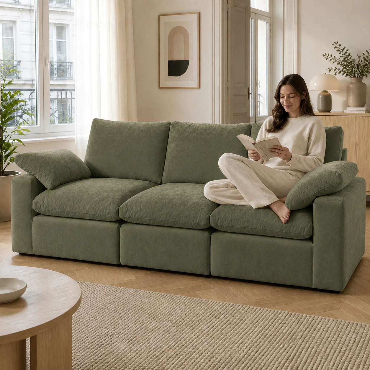 #VertKaki Canapé nuage Nimbus 3 places vert kaki, installé dans un salon lumineux
