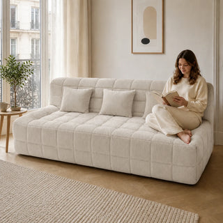 #BlancCrème Canapé Waffle matelassé 3 places blanc crème, installé dans un salon lumineux